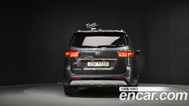 Kia Carnival 2017 thumb 4