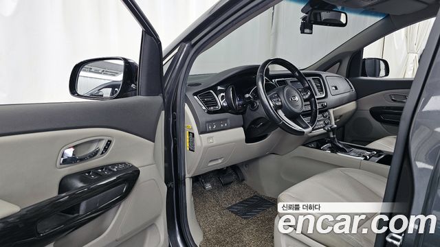 Kia Carnival 2017 thumb 10