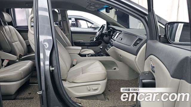 Kia Carnival 2017 thumb 11