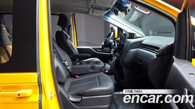 Hyundai Staria 2024 thumb 11