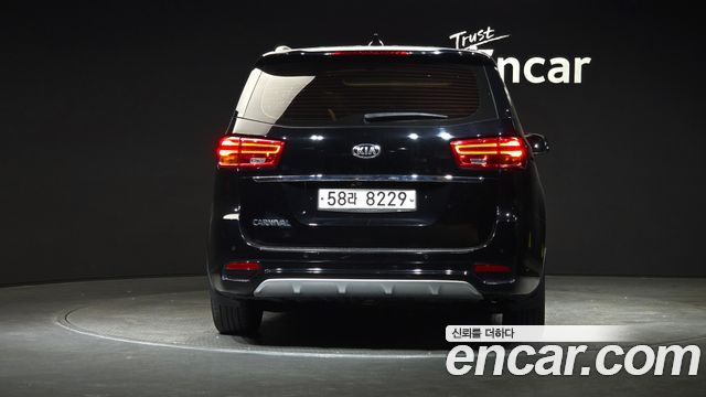 Kia Carnival 2019 thumb 2