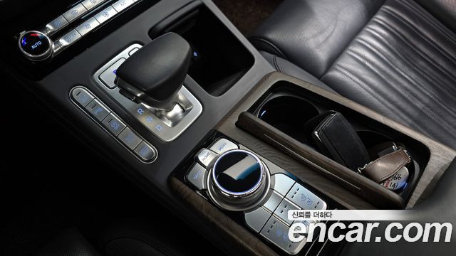 Genesis G90 2018 thumb 10