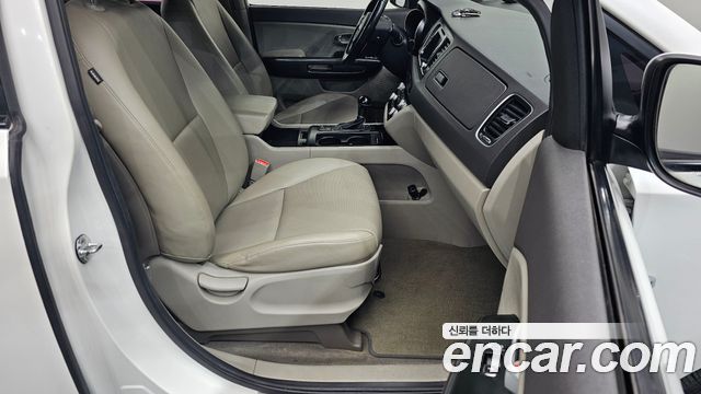Kia Carnival 2015 thumb 10