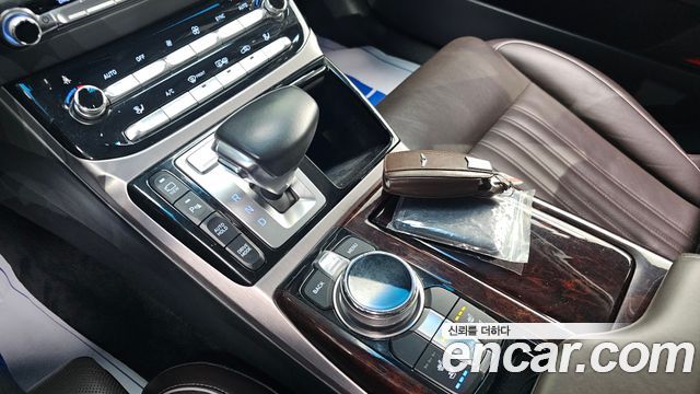 Genesis G90 2016 thumb 10