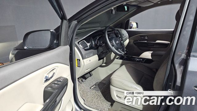 Kia Carnival 2016 thumb 10