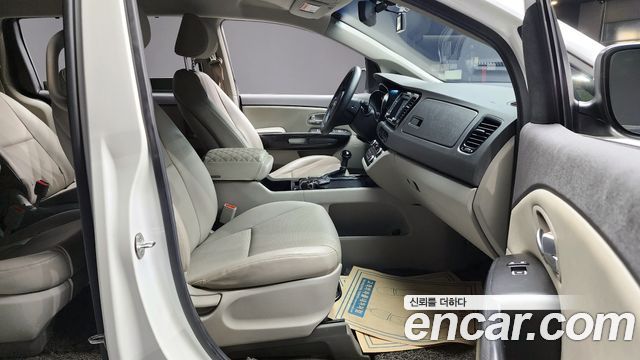 Kia Carnival 2015 thumb 11
