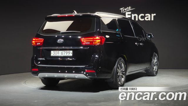 Kia Carnival 2018 thumb 2