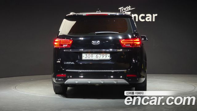 Kia Carnival 2018 thumb 4