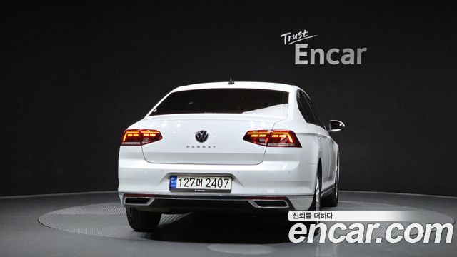 Volkswagen Passat 2021 thumb 2