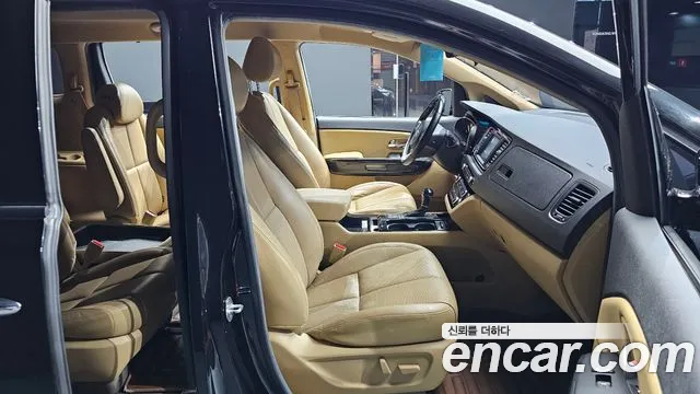 Kia Carnival 2015 thumb 10