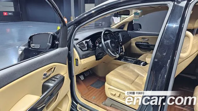 Kia Carnival 2015 thumb 11