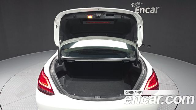 Mercedes-Benz C-Class 2019 thumb 12