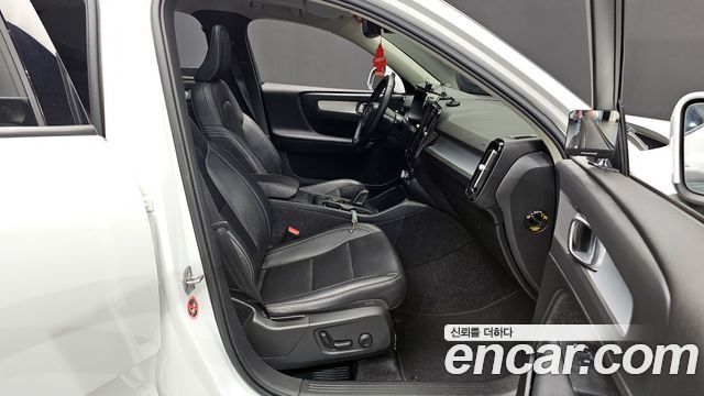 Volvo XC40 2019 thumb 12