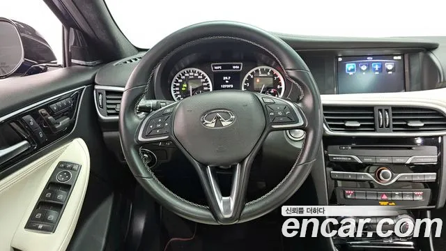 Infiniti Q30 2019 thumb 2