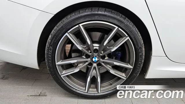 BMW 3-Series 2019 thumb 11