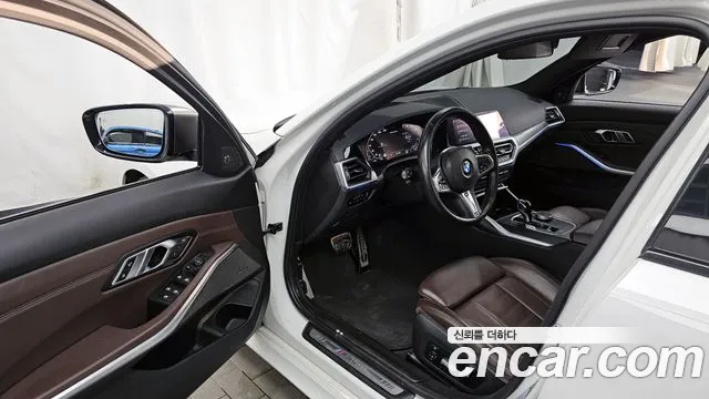 BMW 3-Series 2019 thumb 12