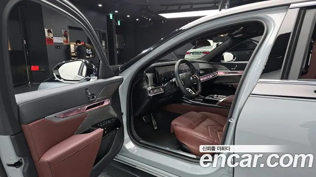 BMW 7-Series 2025 thumb 2
