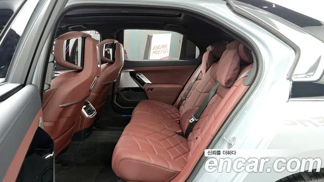BMW 7-Series 2025 thumb 11