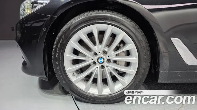 BMW 5-Series 2019 thumb 3
