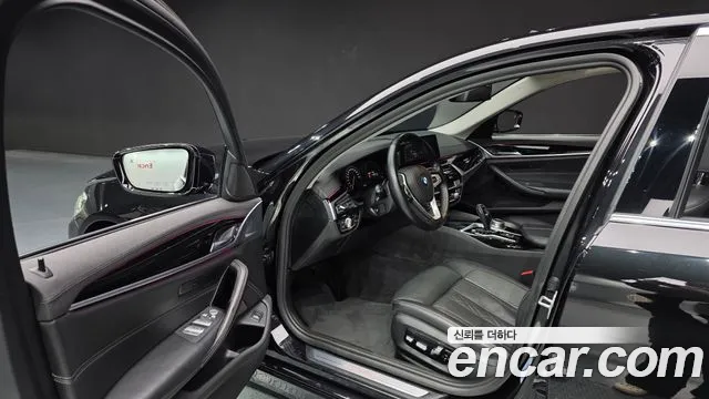 BMW 5-Series 2019 thumb 4