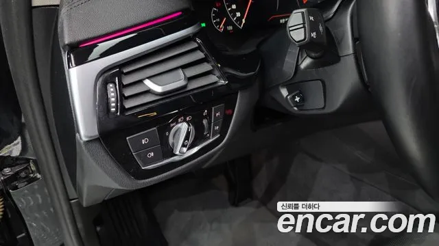 BMW 5-Series 2019 thumb 12