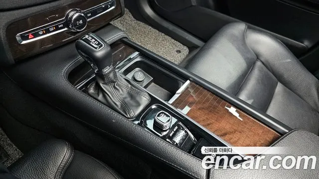 Volvo XC90 2019 thumb 10