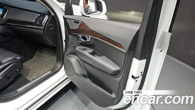 Volvo XC90 2019 thumb 2