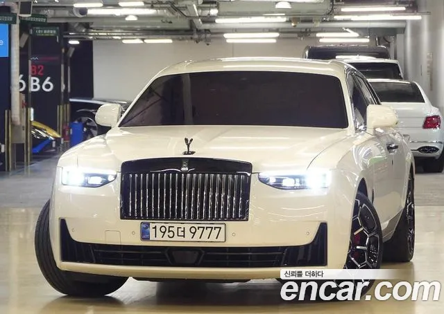 Rolls-Royce Ghost 2025 thumb 2
