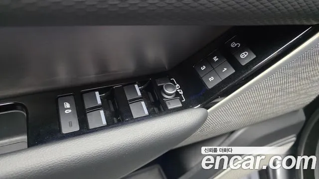 Land Rover Range Rover Velar 2019 thumb 2
