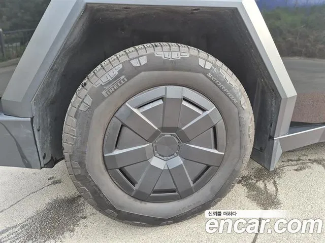 Tesla Cybertruck 2024 thumb 9