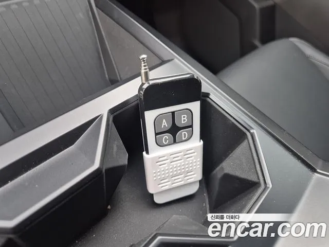 Tesla Cybertruck 2024 thumb 12
