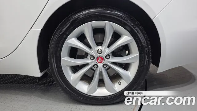 Jaguar XF 2019 thumb 9