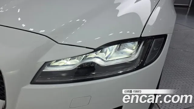 Jaguar XF 2019 thumb 2