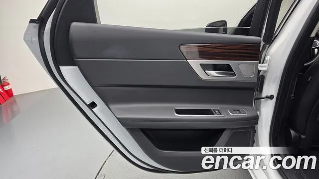 Jaguar XF 2019 thumb 10