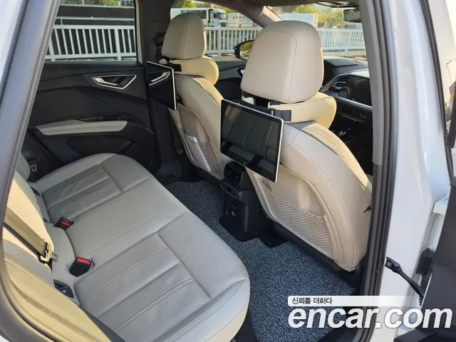 Audi Q4 e-tron 2023 thumb 2