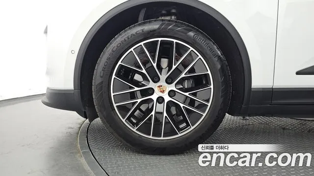 Porsche Macan EV 2025 thumb 9