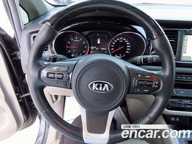 Kia Carnival 2016 thumb 4
