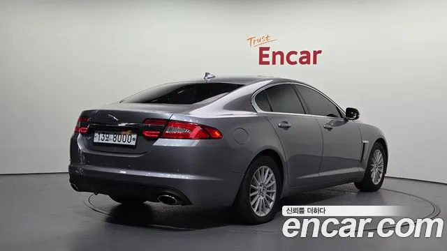 Jaguar XF 2013 thumb 10