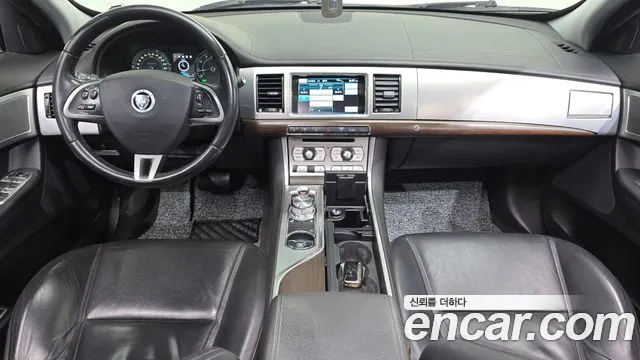 Jaguar XF 2013 thumb 8