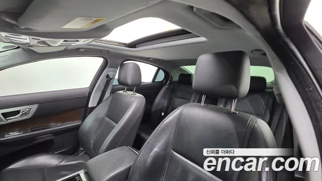 Jaguar XF 2013 thumb 12