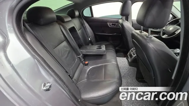Jaguar XF 2013 thumb 4