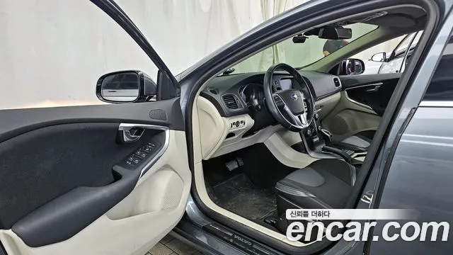 Volvo V40 2014 thumb 11