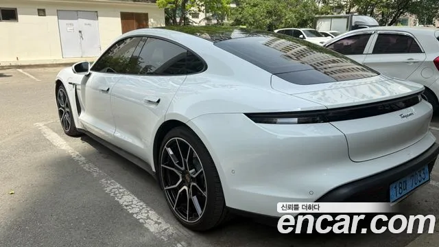 Porsche Taycan 2025 thumb 5