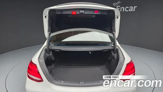 Mercedes-Benz E-Class 2019 thumb 11