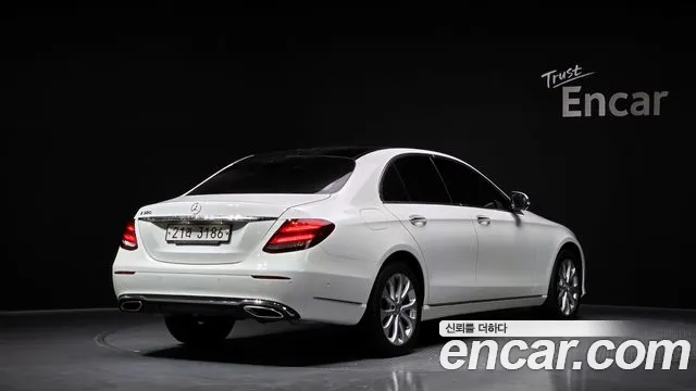 Mercedes-Benz E-Class 2016 thumb 3