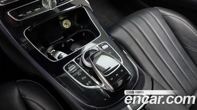 Mercedes-Benz E-Class 2016 thumb 12