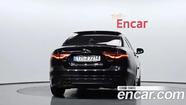 Jaguar XE 2020 thumb 8