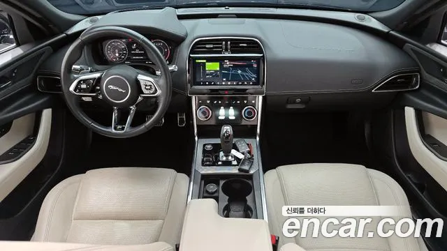 Jaguar XE 2020 thumb 12