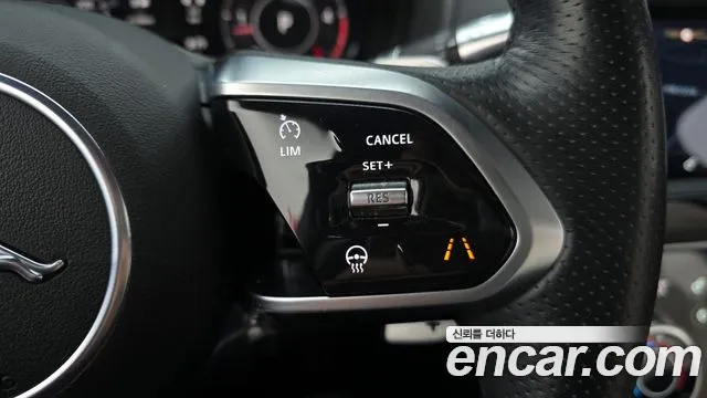 Jaguar XE 2020 thumb 2