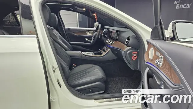 Mercedes-Benz E-Class 2023 thumb 9